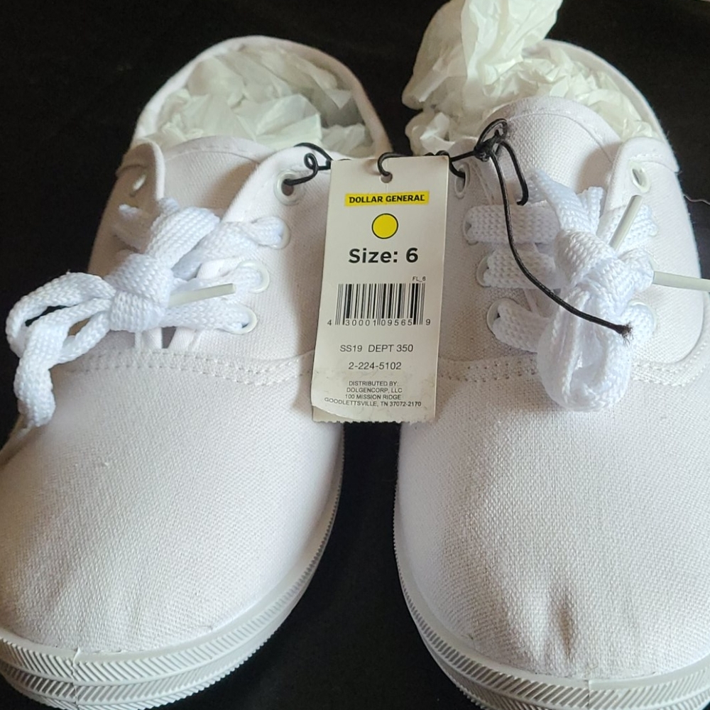 Womens tennis shoes size 6